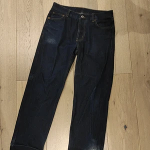 Sweet sktbs byxor - Sweet skateboards byxor, skönt material, har ett mindre håll nere vid vänstra foten men kan nog lagas lätt, Köparen betalar frakten, hoppas får glädje av dem😊👍