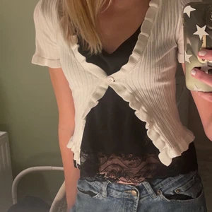 Kofta - Söt vit kortärmad kofta😍 Passar över tröjor men även som den är. 😍😍