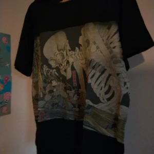 Uniqlo igen haagagag🤣🤣🤣🤣🤣 - Uniqlo tröja med cool print vet inte riktigt vad som pågår men så funkar denna värld