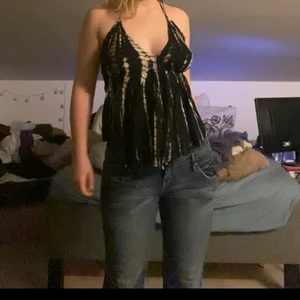 Batik topp  - En fin batiktopp med snörning i nacke och rygg! 