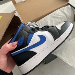 Air Jordan 1 Mid ”White Royal”  - Ett par helt ny Air Jordan 1 Mid, White Royal. Aldrig använda och ligger kvar i sin box. Storlek 38,5. Köpta för 2900 säljes för 2500. Kan diskuteras vid snabb affär. Skorna är äkta och finns äktehetsbevis oxå! 