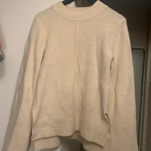 Stickat tröja - helt ny tröja från asos. Storlek 36 men liten i storleken. Fin söm centrerad på tröjan, längre bak än fram.