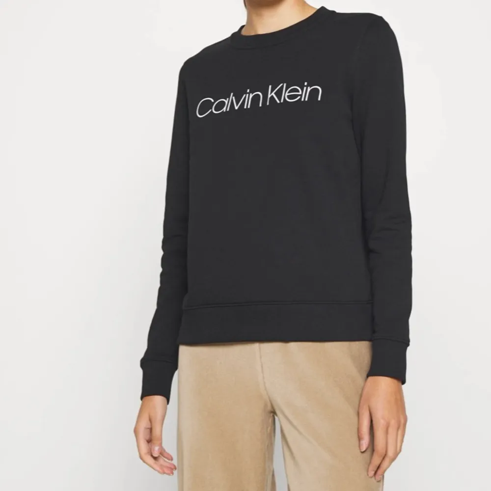 Säljer denna tröja från Calvin Klein i storlek S . Köpt för 999 kr på zalando. Frakt ingår inte i priset. Tröjor & Koftor.