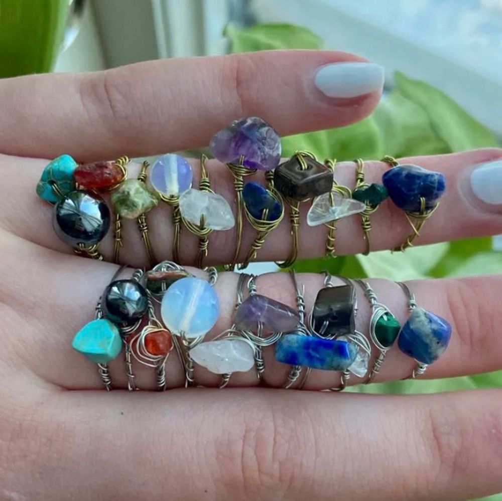 Ringar av äkta kristaller: Rosenkvarts, Bergskristall, Tigereye, Lapis lazuli, Jade,Karneol, Ametist, Opal, Sodalite, Malachite, Unakite och Hematit. Ringarna finns i guld och silver. Vid köp av 5 eller fler ringar får du en extra ring på köpet. Ringarna finns i XS/S och M/L. Ringarna kostar 20kr/st och frakten är 12kr oavsett hur många man köper! OBS: eftersom det är stenar/kristaller ser alla stenar olika ut vissa är större, vissa mindre osv, du kan önska efter större/mindre kristall❤️. Accessoarer.