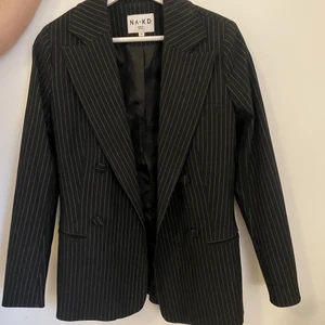 Stripe kavaj  - Randig kavaj från NA-KD. Helt oanvänd. Strl 36. Passar 34-38 beroende på hur man vill att den ska sitta. Jag är en 38a o den sitter lite oversize på mig. 