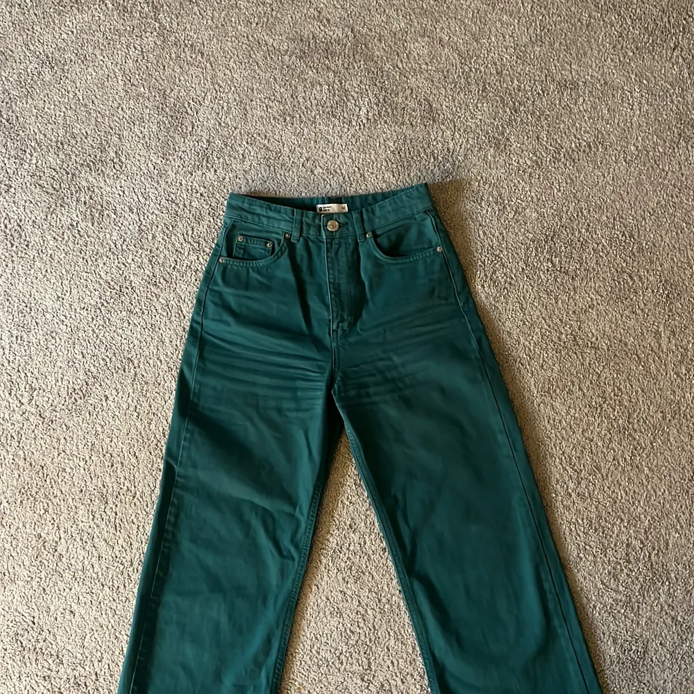 Superfina mörkgröna jeans med straight passform😍 de är köpta från gina tricot och säljs inte längre. Bra skick och säljer på grund av att de inte kommer till användning. De är i storlek 34 men passar mig som vanligtvis är 36. Köparen står för frakten💓. Jeans & Byxor.