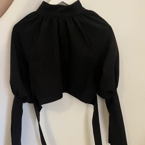 Hanna Schönberg topp - Topp från Hanna Schönberg kollektion med NA-KD. Croppad med knytning baktill