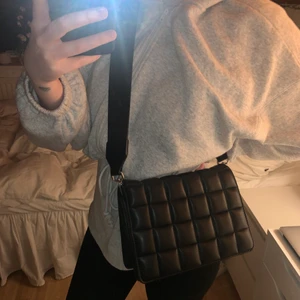 Liknande Bottega Veneta väska - Bottega Veneta inspirerad väska från H&M. Använd fåtal gånger, superfint skick. Har tyvärr inte kvar original bandet som tillkom när jag köpte väskan, utan det som sitter på nu är ett köpt från Carin Wester. 