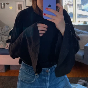 Tröja - Svart, långärmad tröja från Junkyard med vida ärmar. Väldigt skön och mjuk! Väldigt användbar! Väldigt bra skick!