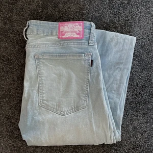 Jeans - Vanliga ljusblå jeans. Tighta men stretchiga. Väldigt mjuka.