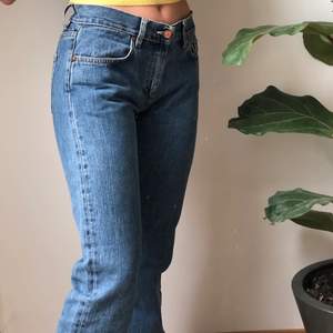 Så fina lågmidjade från Acne Jeans som går ner över ankeln på mig som är 170cm🧁 kan skicka fler bilder! Köpare står för eventuell frakt