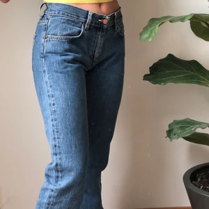 Lågmidjade Acne jeans - Så fina lågmidjade från Acne Jeans som går ner över ankeln på mig som är 170cm🧁 kan skicka fler bilder! Köpare står för eventuell frakt