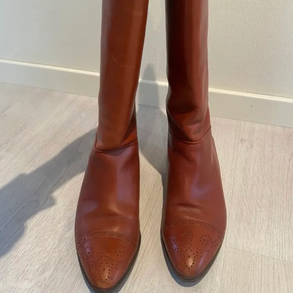 Supersnygga trendiga boots i äkta läder! Kan mötas upp i Stockholm, annars står köparen för frakt. . Skor.