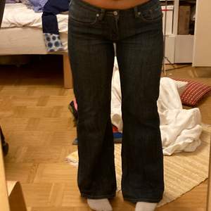 Skitsnygga lågmidjade byxor med utsvängning längst ner. Jeansen har också jättefina detaljer på rumpan. Möts i Stockholm, annars står köparen för frakt.