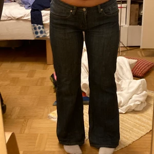 Low waist jeans! - Skitsnygga lågmidjade byxor med utsvängning längst ner. Jeansen har också jättefina detaljer på rumpan. Möts i Stockholm, annars står köparen för frakt.