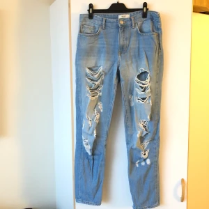 Blå distressed jeans i storlek 40 - Ljusa blåjeans från Forever 21 i storlek 40! Något lös passform, inte slimfit. Croppade vid anklarna på mig som är 178 lång.
