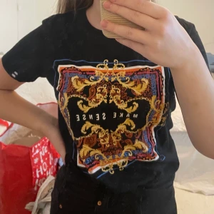 Svart t-shirt med tryck GINA TRICOT - Super najs svart t-shirt med fint tryck från Gina Tricot🖤😍 storlek M men passar också bra på S!