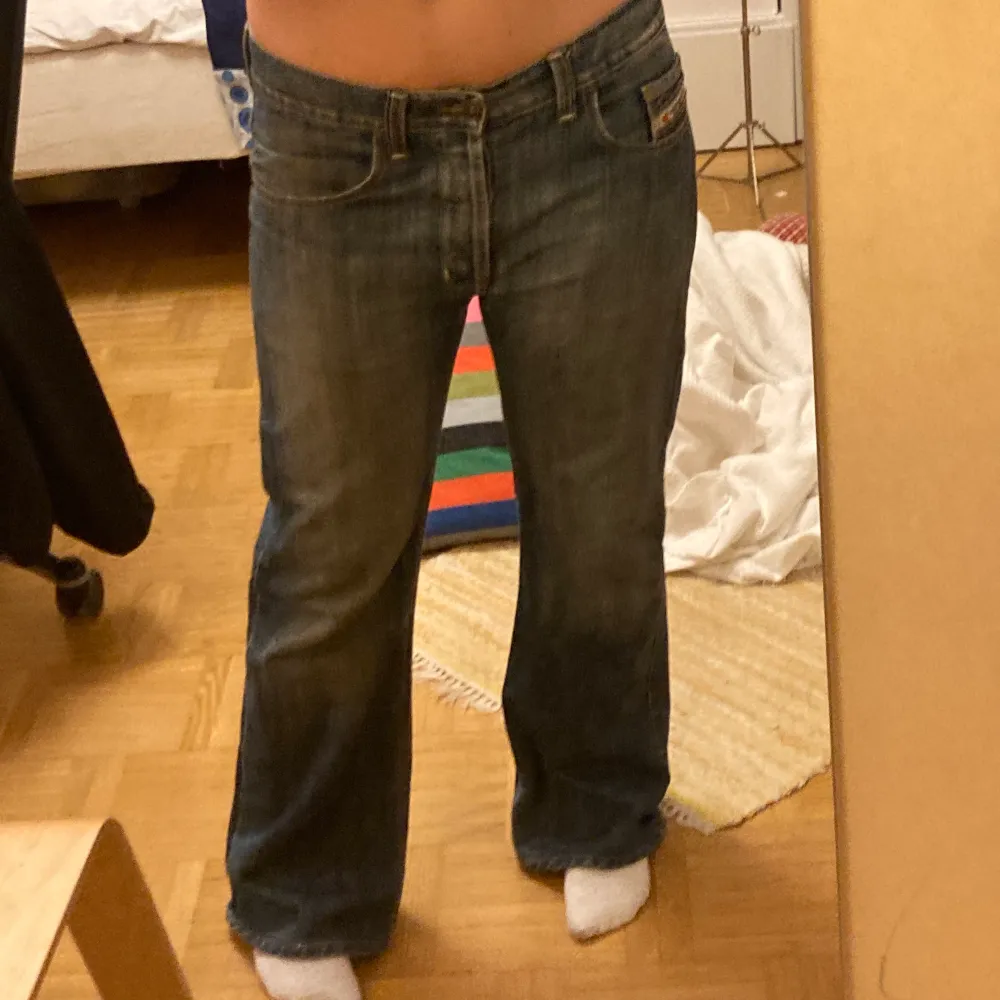 Baggy low waist jeans från Diesel! Sitter snyggt lågt på höfterna och har perfekt jeans färg. Kan mötas upp i Stockholm, annars står köparen för frakt.. Jeans & Byxor.