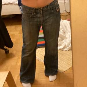 Baggy low waist jeans från Diesel! Sitter snyggt lågt på höfterna och har perfekt jeans färg. Kan mötas upp i Stockholm, annars står köparen för frakt.