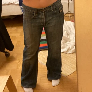Low waist Diesel Industry jeans! - Baggy low waist jeans från Diesel! Sitter snyggt lågt på höfterna och har perfekt jeans färg. Kan mötas upp i Stockholm, annars står köparen för frakt.