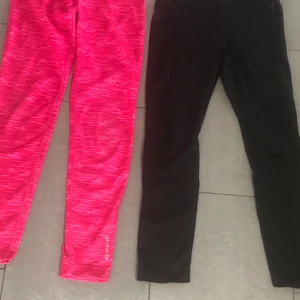 2 pack soc tränings byxor 🤍⚡️ - säljer nu dessa sköna tränings byxor då de är lite små de rosa är i storlek Xs och de svarta i storlek 146-152⚡️ de rosa kostar 30 och de svarta 25 och om man köper båda då blir det 55 kr🤍