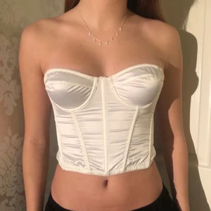 Urban Outfitters korsettopp i stl xs - Jättefin korsettopp i storlek xs. De medföljer axelband! 