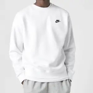 Säljer denna vita Nike sweatshirten. Köpt för länge sen men har inte kommit till användning nått. Storlek M. Säljer för 200 kr  nypris 630. Köparen står för frakten. Skriv privat för fler bilder! 