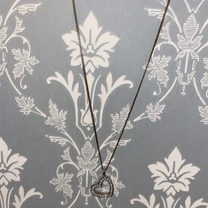 Hjärthalsband - Ett hjärthalsband, knappt använd och i bra skick😊