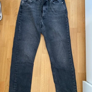 Jeans - Svart/gråa Jean från Carin Wester i en straight modell. Storlek 40, säljer då de e förstora för mig, därav ingen bild med dem på. Knappt använda, nypris 500kr