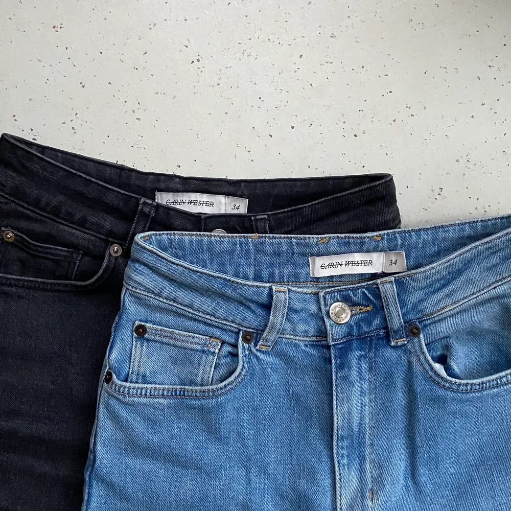 Säljer dessa jeans med samma modell pga att de blivit lite för korta för min smak på mig som är 178. Går att köpa tillsammans och enskilda. Storlek 34 på bägge. 200 kr st och 300 kr för båda (plus frakt). Pris går att diskuteras :). Jeans & Byxor.