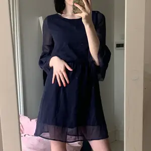Fin mörkblå klänning med kortare armar