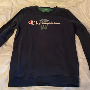 Champion sweatshirt - Champion sweatshirt som inte kommer till användning längre.  Ganska välanvänd men fortfarande fint skick. Strl XL i barn, sitter som en S på mig!