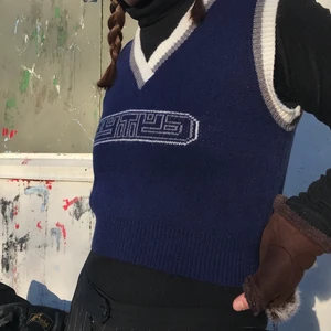 Stickad väst - Mörkblå stickad väst i mjukt material, köpt second hand så vet varken märket eller storleken då det inte står, men skulle gissa på storel xs/s 💘