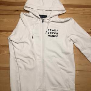 Peak Performance zip hoodie i storlek S. Tröjan är i mycket fint skick och säljs pga för liten.                           Nypris: 1000