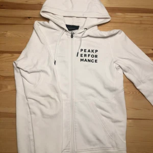 Peak Performance zip hoodie - Peak Performance zip hoodie i storlek S. Tröjan är i mycket fint skick och säljs pga för liten.                           Nypris: 1000
