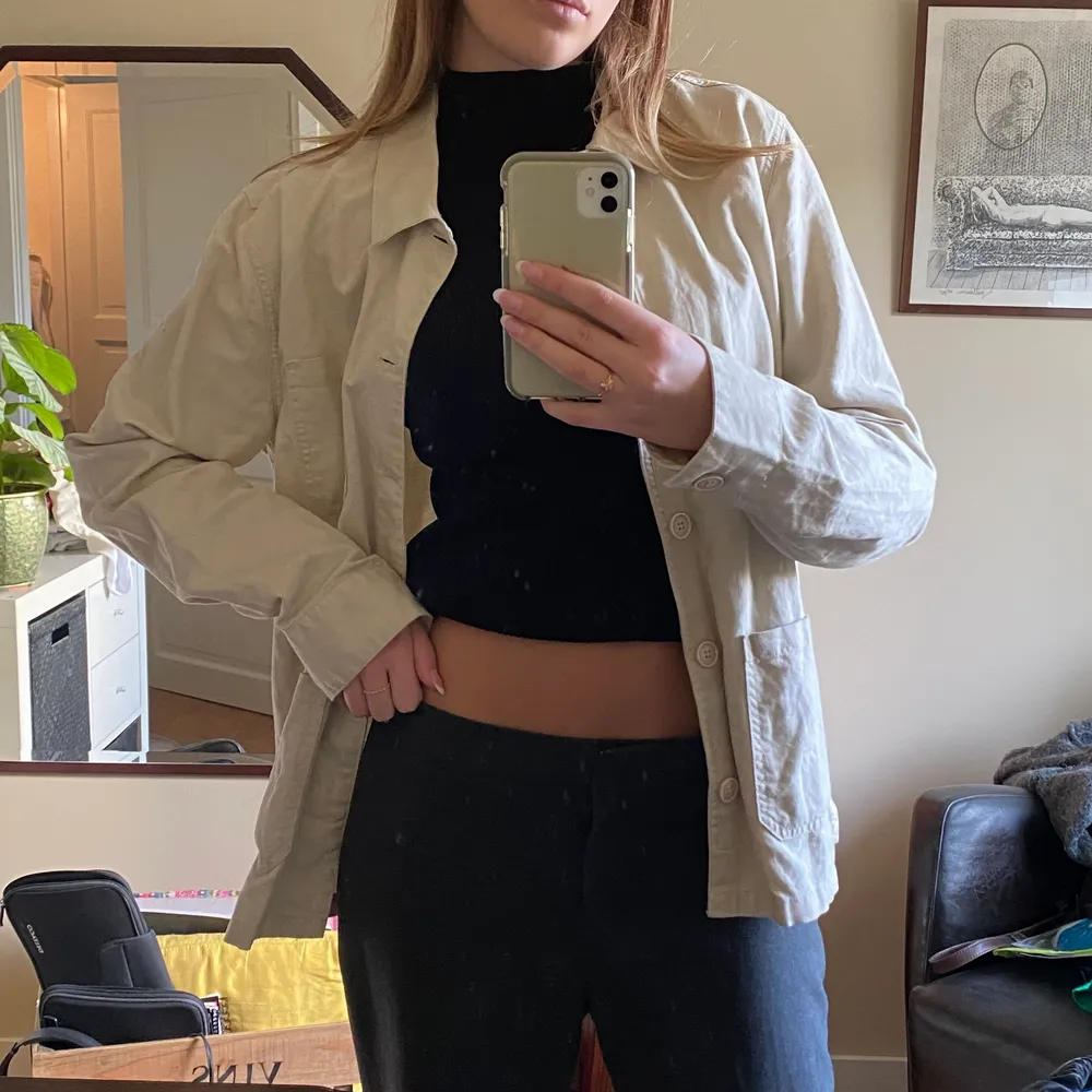 En snygg och användbar beige overshirt från märket Dobber! Funkar som både jacka och ha som overshirt! Superbra kvalitet och använd 2 gånger :) BUDA I KOMMENTARERNA. Skjortor.