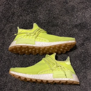 Adidas human race lime green - Ett par skor från adidas med en collab med pharell Williams som jag har använt ett par gånger och är några av de snyggaste och skönaste skorna jag använt. De är använda men inte nåt märke nånstans av slitage. Det finns ingen box tyväer men skorna är köpta från foot locker. 