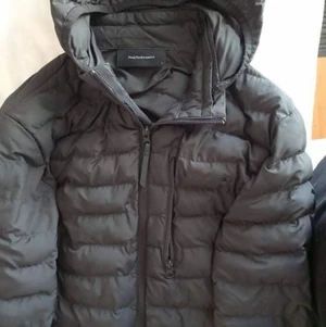 Jackor och byxor - Säljes 2 stycken peak performance(både dam och herr kan använda jackorna) jacka strl S svart höst/vår jacka, Den ena jackan är lite trasig men kan lagas av den händige.     Pris på den hela jackan 1000 kr.                        Pris på den trasiga jackan 500 kr                                          Helly Hansen överdragsbyxor storlek medium herr/Dam. Pris 500 kr.                                                                             Allt är sparsamt använt! 