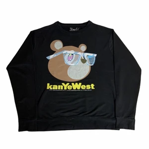 Kanye west 2007 tour  - (TAR BUD)                                        Kanye west tour 2007 graduation. Stor skulle själv använda den bara som prydnad pga att jag gillar kanye. 