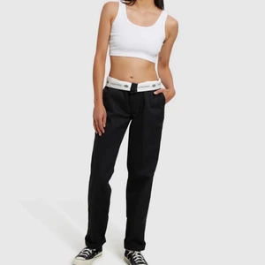 Dickies 875 - Köpte dessa men tyckte inte om längden på benen på mig som jag trodde jag skulle göra så jag köpte nya och säljer nu dessa. Storlek W28 och sitter bra på mig som är s-m. Skulle nog ha en looser fit på någon med xs-s. Är alltså lite för korta för min smak men är också 174 cm lång ✨