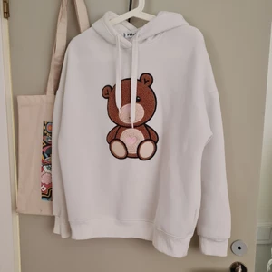 hoodie - jättefin hoodie med en nallebjörn som bara är använd 1 gång! kommer tyvärr inte inte till användning hos mig :(