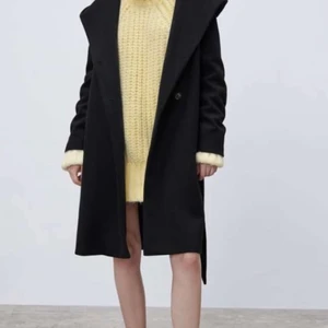 Kappa från Zara - Säljer en kappa från Zara då jag råkade klippa hem två stycken.😭  Storlek S! 🤍