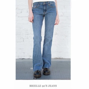 Brandy Melville jeans !!! - Brielle 90s jeans från Brandy Melville, oanvända (köpta för 38€), han ändrat provar de på och måste tyvärr göra mig av med dem då de inte passade :( ca. 73 cm i midjan. Det är bara att skriva för fler mått🥰 Buda bara om ni faktiskt tänker köpa!! Jag är 169 och de är ungefär 5cm för långa för mig. 