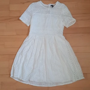 Vit klänning - Vit klänning från vero moda. Använd 2 gånger och knappt några tecken på användning 💖 Storlek S, och ganska kort i överdelen så det blir nog för kort om man är över 175 ungefär. Annars såå fin passform och material, sitter även jättefint på och är väldigt skön💗