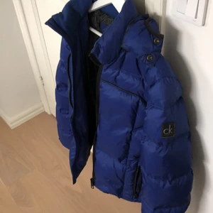 Calvin Klein Jack stl S - Fin calvin Klein jacka, ändast lite använd. taggen kvar. Pris kan diskuteras!