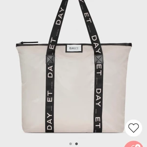 Väska  - Säljer en väska från Nelly ej använd så mycket. 