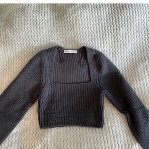 Stickad tröja - Slutsåld mörkgråa tröja från zara i strl S. Aldrig använd. Lånade bilder