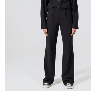 Byta - Har lxa nya kostymbyxor men de va tyvärr för stora. Storlek S. Vill någon byta med ett par i xs? Mina är oanvända med lappen på