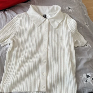 Vit tröja - Den passar mig men använd 1 gång skulle inte säga att den är genomskinlig på mig och tycker den sitter jätte bra. Jag köpte för 120 ungefär från h&m, men nu säljer jag för 80