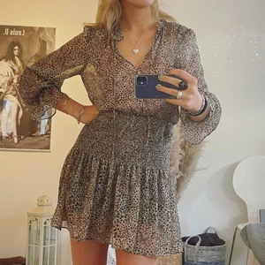 Klänning - Säljer min söta klänning från zara som passar på alla tillställningar! Den är strl xs men skulle säga att den passar xs/S ❤️